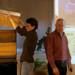 Dr. Pia Aumeier (links) zusammen mit Dr. Gerhard Liebig bei der Auftaktveranstaltung für Jungimker in Grevenbroich